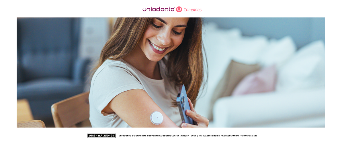 Descubra como a diabetes pode afetar sua saúde bucal. Saiba como a glicemia descontrolada favorece gengivite, periodontite e dificuldades na cicatrização, e aprenda a prevenir complicações.