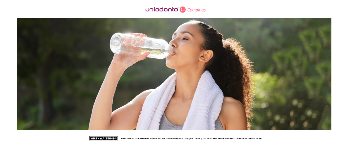 Descubra como a hidratação adequada impacta a saúde bucal, prevenindo cárie, mau hálito e gengivite. Saiba por que beber água é essencial para dentes e gengiva saudáveis.